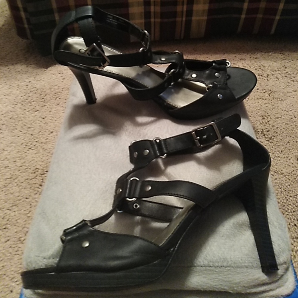 Black heeled sandal